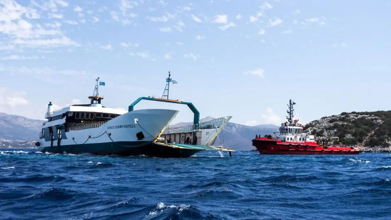 Ρήγμα 20 μέτρων στο πλοίο που προσάραξε σε ξέρα στα Νέα Στύρα Ρήγμα 20 μέτρων στο πλοίο που προσάραξε σε ξέρα στα Νέα Στύρα