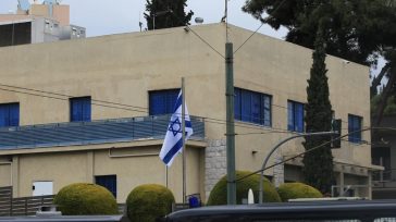 Διαψεύδει η πρεσβεία του Ισραήλ δημοσιεύματα για αποχώρηση προσωπικού από την Αθήνα