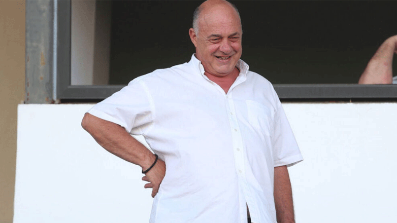 Ο Αχιλλέας Μπέος σε σπάνια δημόσια εμφάνιση στη Μύκονο – Δείτε τον με μαγιό στην παραλία