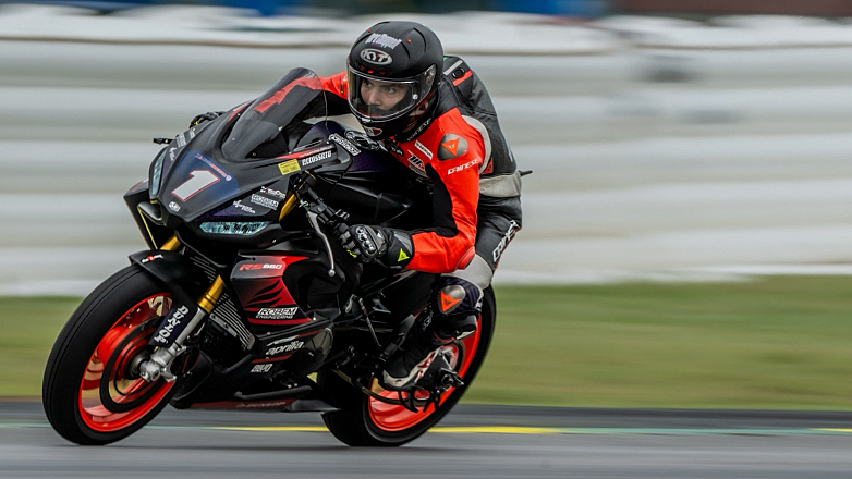 Η Aprilia πρωταγωνιστεί στη Διεθνή σκηνή: Νίκη στις ΗΠΑ, βάθρο στην Ιαπωνία