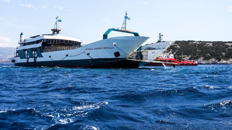 Εξαιρετικά δύσκολη η επιχείρηση αποκόλλησης – ρυμούλκησης του φέρι μποτ στον Ευβοϊκό