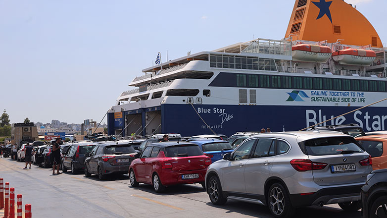 Αναχωρούν τα πλοία από τον Πειραιά μετά από τις πολύωρες καθυστερήσεις