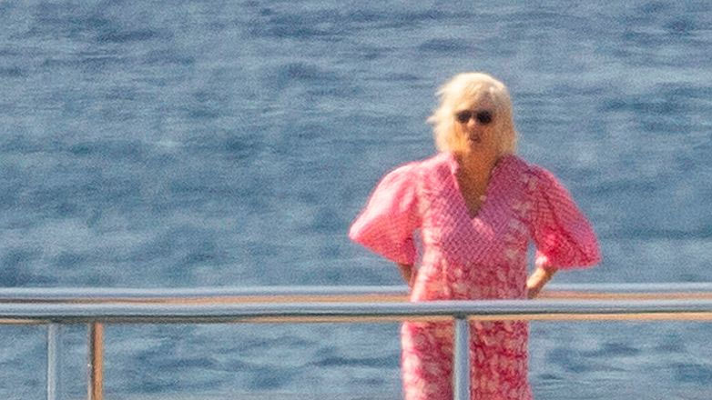 Πολιτικές σκιές στις διακοπές της βασίλισσας Καμίλα στην Ελλάδα