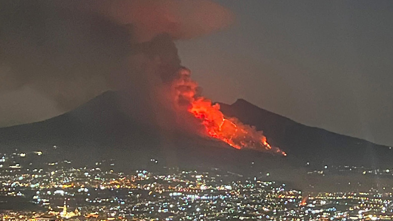 Φλέγεται ο Βεζούβιος