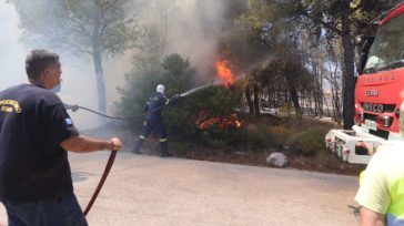 Σε ύφεση οι φωτιές σε Κερατέα και Χελιδόνι Ηλείας – Υπό μερικό έλεγχο η πυρκαγιά στον Κουβαρά