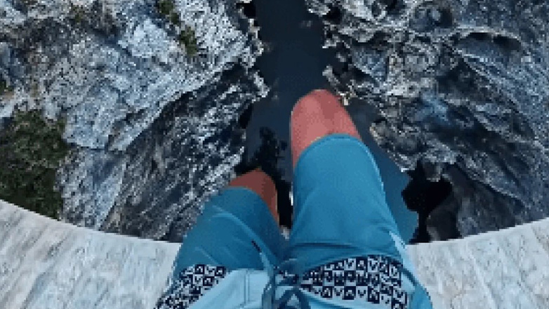 Aθλητής καταδύσεων έκανε βουτά στο κενό από ύψος 31 μέτρων Aθλητής καταδύσεων έκανε βουτά στο κενό από ύψος 31 μέτρων