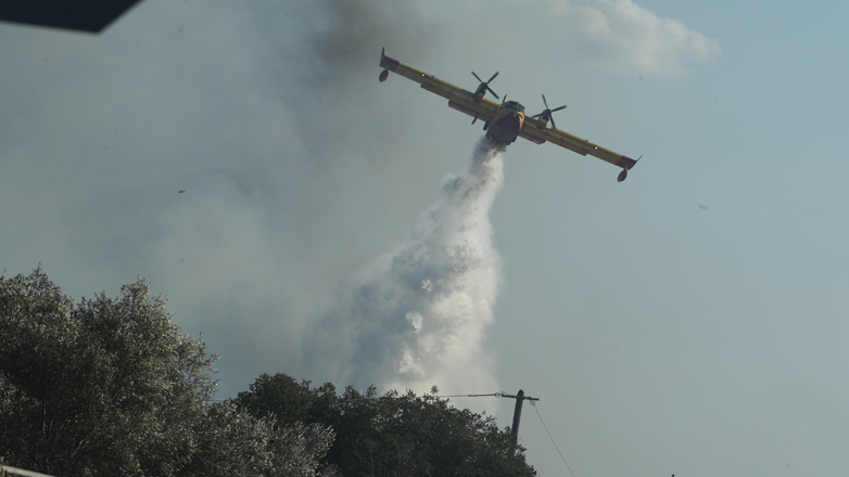 Συνεχίζεται η μάχη με τις φλόγες στην Ανατολική Αττική – Επιχειρούν τα εναέρια μέσα