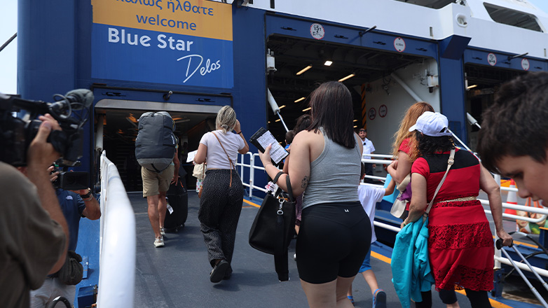 Ανέβηκαν στον καταπέλτη του πλοίου για να ταξιδέψουν