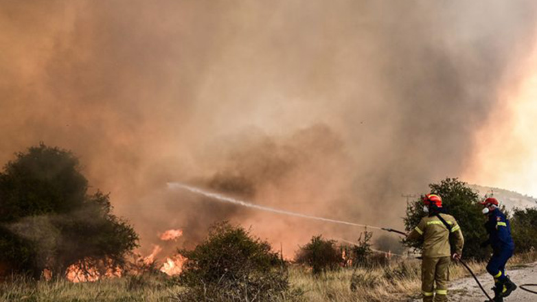 Οριοθετήθηκε η φωτιά στον Κουβαρά Αττικής
