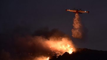 Φωτιά στην Κερατέα: Πιλότος Canadair έκανε νυχτερινή ρίψη νερού παρά τους κινδύνους