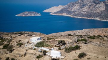 Αμοργός: Το απέραντο γαλάζιο που αντιστέκεται στην τουριστική κάμψη