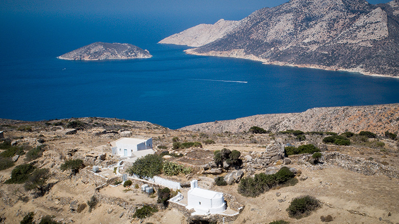 Αμοργός: Το απέραντο γαλάζιο που αντιστέκεται στην τουριστική κάμψη