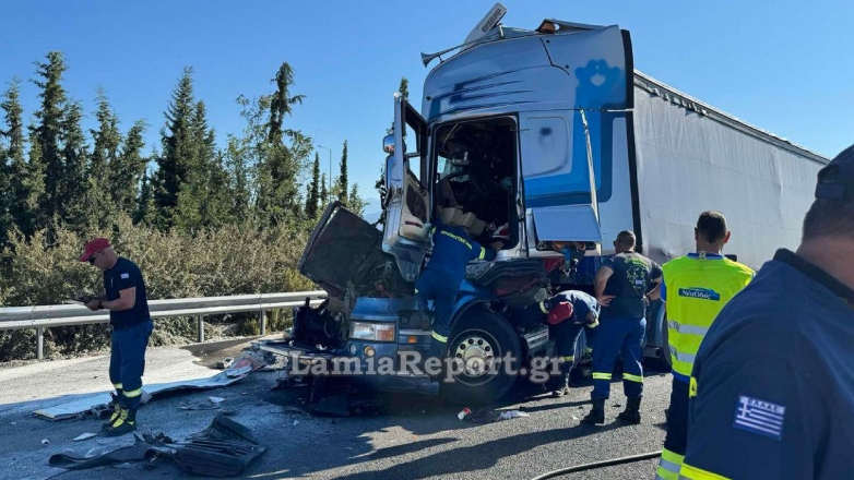 Συγκρούστηκαν νταλίκες έξω από τη Λαμία