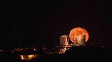 Στον Ιταλικό Τύπο η Πανσέληνος στο Ναό του Ποσειδώνα