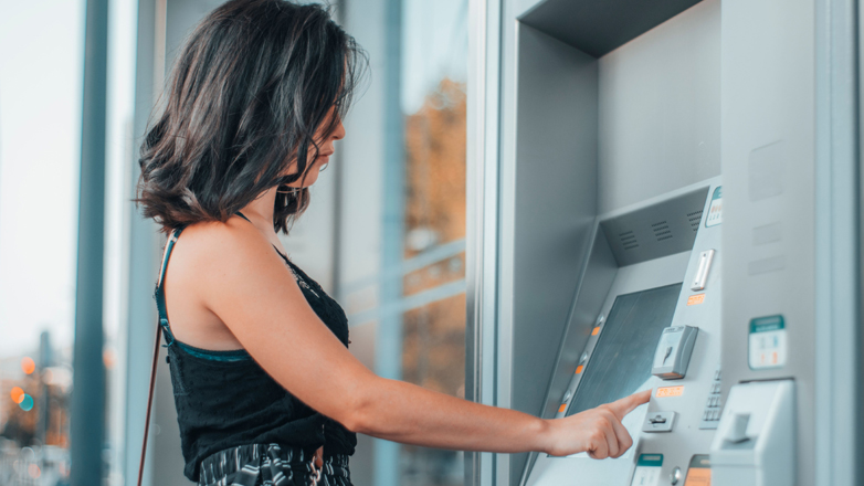 Τι αλλάζει από σήμερα με τις αναλήψεις από τα ΑΤΜ