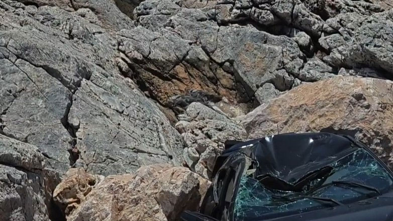 Σε γκρεμό 12 μέτρων έπεσε αυτοκίνητο στην «Τρύπα του Καραμανλή»
