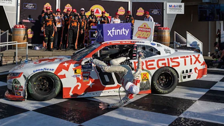 Οδηγός πήγε να πανηγυρίσει πάνω στην οροφή του αγωνιστικού και τελικά έσπασε την κλείδα του (Βίντεο) 