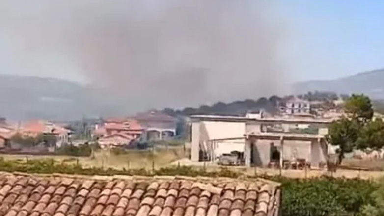 Καίγεται δάσος στην Αρχαία Νεμέα – Μήνυμα εκκένωσης απο το 112