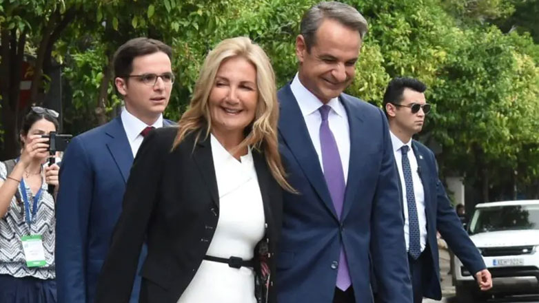 Κυριάκος Μητσοτάκης – Μαρέβα Γκραμπόφσκι: Διασκέδασαν μαζί με την κόρη τους σε γλέντι στην Κρήτη (Φωτογραφίες)