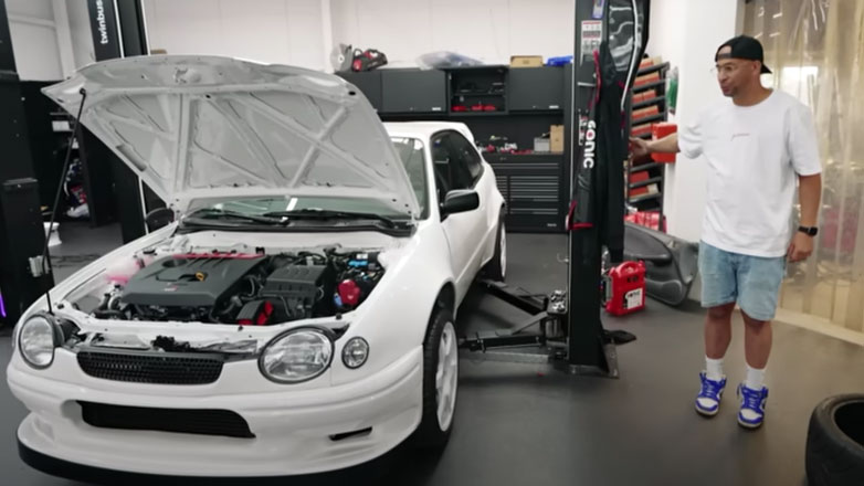 Ο ορισμός του sleeper – Έβαλαν τον κινητήρα του GR Yaris σε Toyota Corolla του 1990 (Βίντεο)