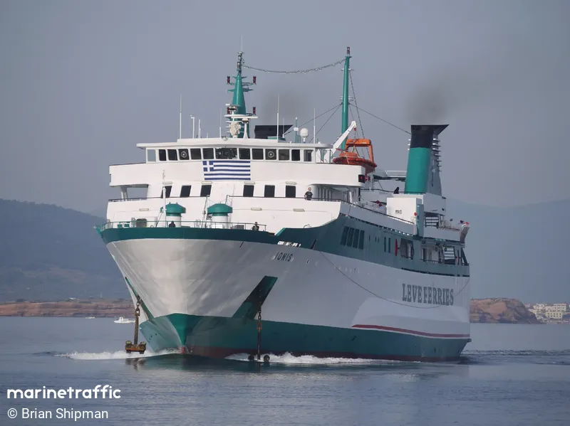 Στο Λαύριο έδεσε το πλοίο ΙΟΝΙΣ, που έπλεε με μηχανικό πρόβλημα