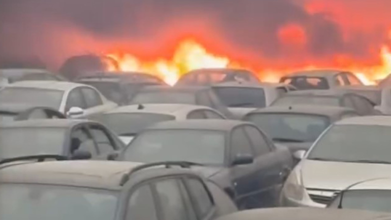 Κάηκαν 1.000 κατασχεμένα αυτοκίνητα σε πάρκινγκ στην Άνω Αχαΐα