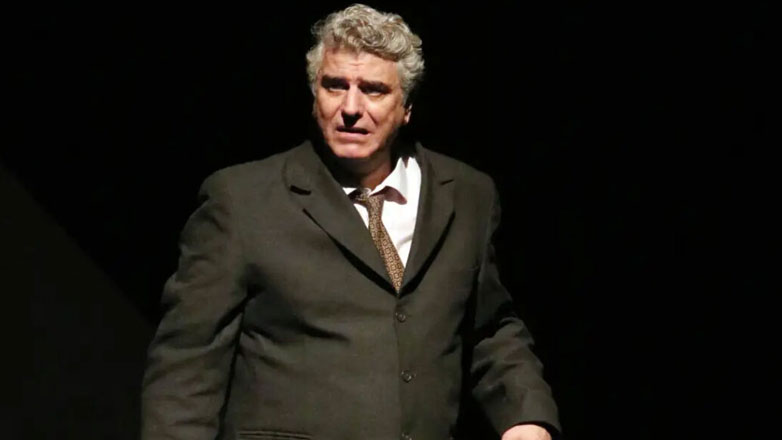 Έξαλλος ο Βλαδίμηρος Κυριακίδης κατά τη διάρκεια θεατρικής παράστασης στα Χανιά – «Ντροπή τους, ειλικρινά λυπάμαι»