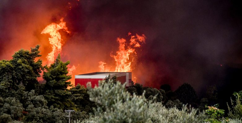 Μαίνεται η φωτιά στο δήμο Ζηρού στην Πρέβεζα