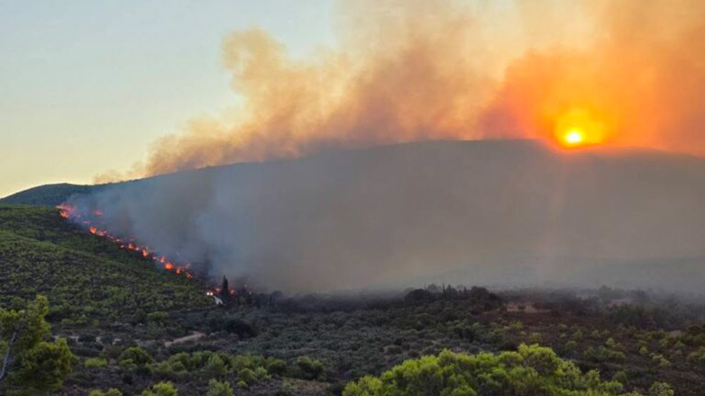 Ζάκυνθος: Στο χωριό Αγαλάς κατευθύνεται η πυρκαγιά