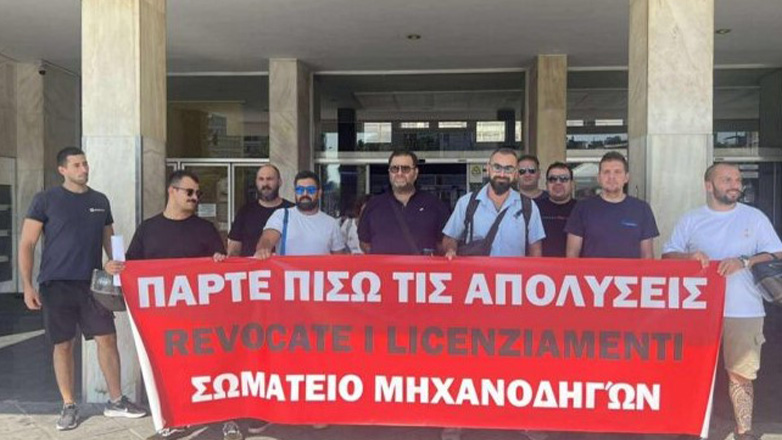 Θεσσαλονίκη: Διαμαρτυρία για τις απολύσεις μηχανοδηγών έξω από τον ΟΣΕ