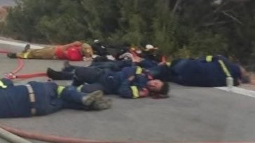 Χίος: Συγκλονιστική φωτογραφία εξαντλημένων πυροσβεστών