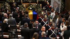 Κολομβία: Χιλιάδες πολίτες αποτείουν ύστατο φόρο τιμής στον δολοφονημένο γερουσιαστή Ουρίμπε