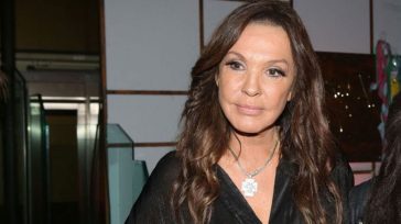 Ξεσπά η Βάνα Μπάρμπα: «Έχω κουραστεί να βλέπω τη λαμπερή ζωή, τη δήθεν, γεμάτη ψέμα»