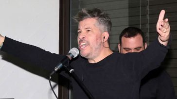 Άλλος άνθρωπος ο Χάρης Βαρθακούρης μετά την επίσκεψή του στο κομμωτήριο