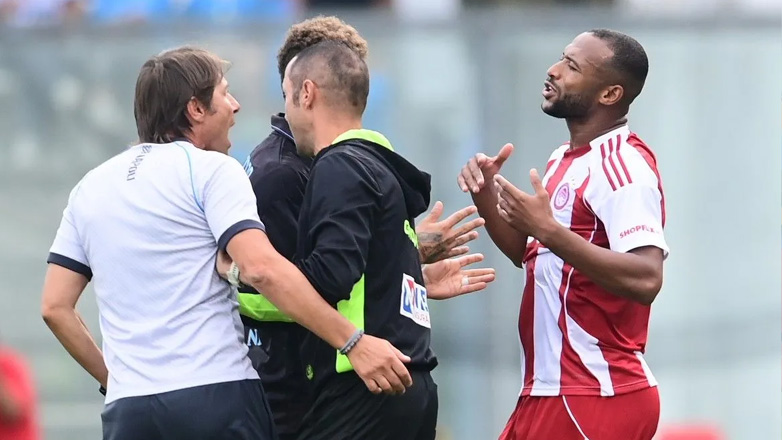 Χαμός στο φιλικό του Ολυμπιακού με τη Νάπολι, ο Κόντε εισέβαλε στο γήπεδο!