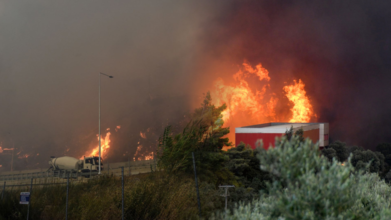Φόβοι για μόλυνση του αέρα και των υδάτων από την πυρκαγιά στην Πάτρα