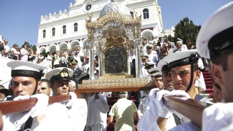 Στην Τήνο χιλιάδες επισκέπτες για την Μεγαλόχαρη
