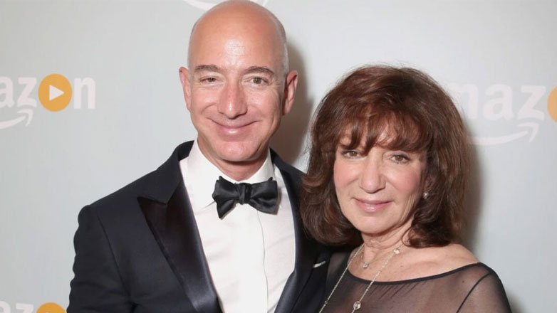 Πέθανε η μητέρα του Jeff Bezos σε ηλικία 78 ετών