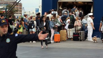 Φεύγουν γεμάτα τα πλοία με τους τελευταίους ταξιδιώτες του Δεκαπενταύγουστου