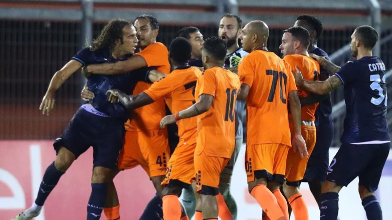 Χαμός στο φιλικό του Ατρoμήτου με τη Λάτσιο με διακοπή, σύρραξη και δύο κόκκινες