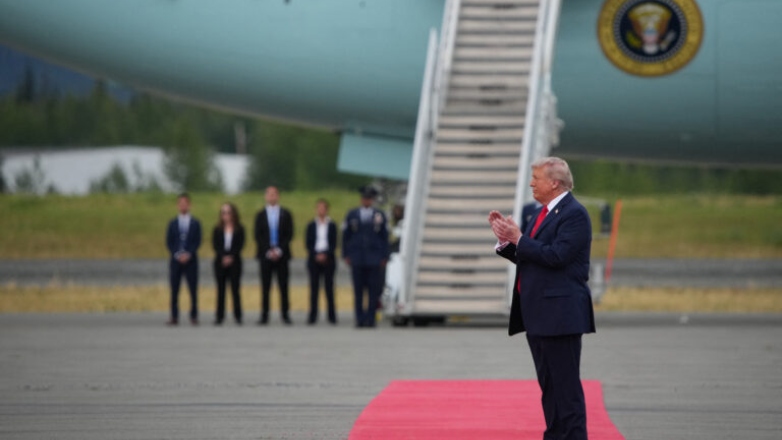 Ο Λευκός Οίκος «έκοψε» το χειροκρότημα του Τραμπ στον Πούτιν