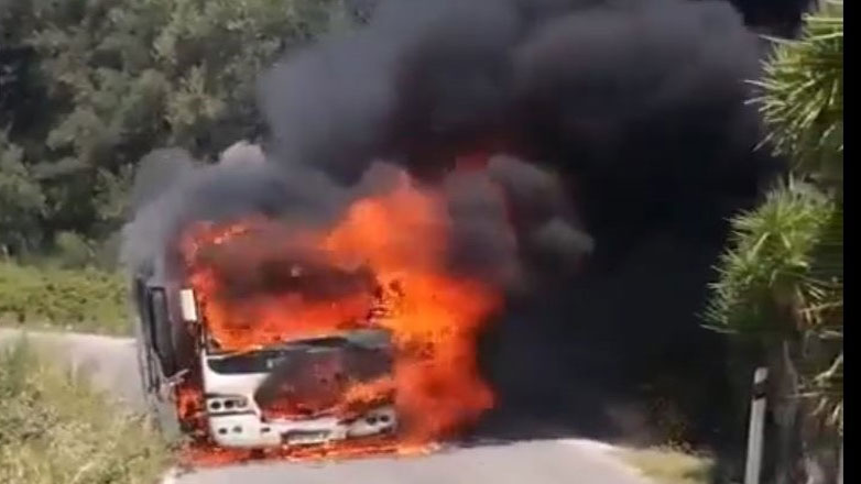 Τουριστικό λεωφορείο τυλίχθηκε στις φλόγες στην Τρουμπέτα Κέρκυρας