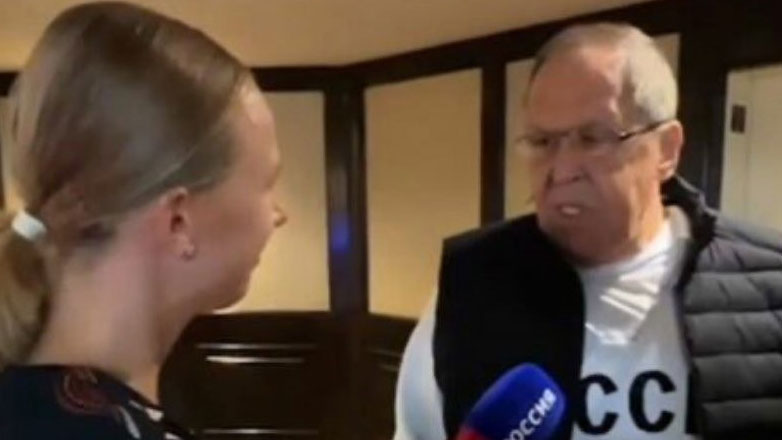 Αλάσκα: Ξεπούλησε σε λίγες ώρες το φούτερ «CCCP», μετά την εμφάνιση Λαβρόφ