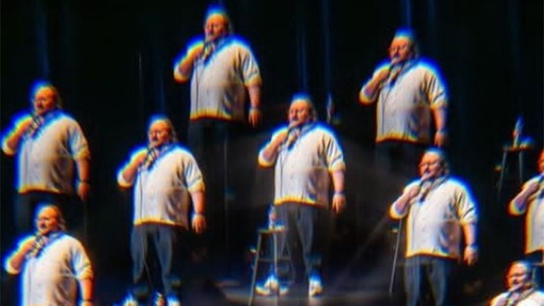 Ο Σταύρος Χαλκιάς, το «χρυσό αγόρι» της κωμωδίας, στην ταινία «Tony» για τον Άντονι Μπουρντέν