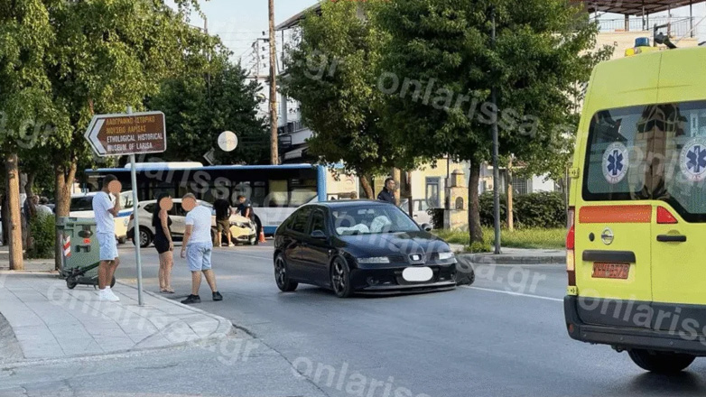 Τροχαίο στο κέντρο της Λάρισας – Στο Νοσοκομείο μητέρα με το παιδί της