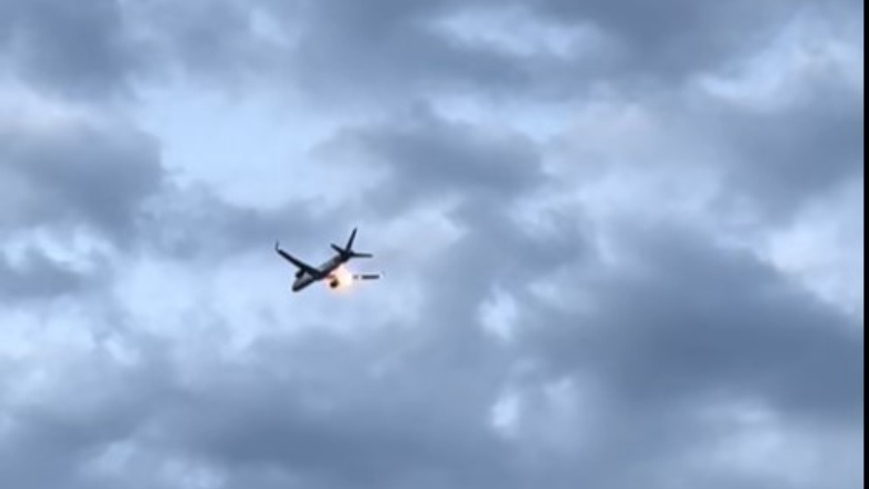 Η στιγμή της έκρηξης στον κινητήρα αεροσκάφους, πάνω από την Κέρκυρα