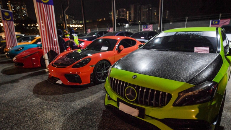 Η Μαλαισία δείχνει πως γίνεται – Μάζεψε 258 πολυτελή οχήματα για ληγμένες ασφάλειες και απλήρωτα τέλη