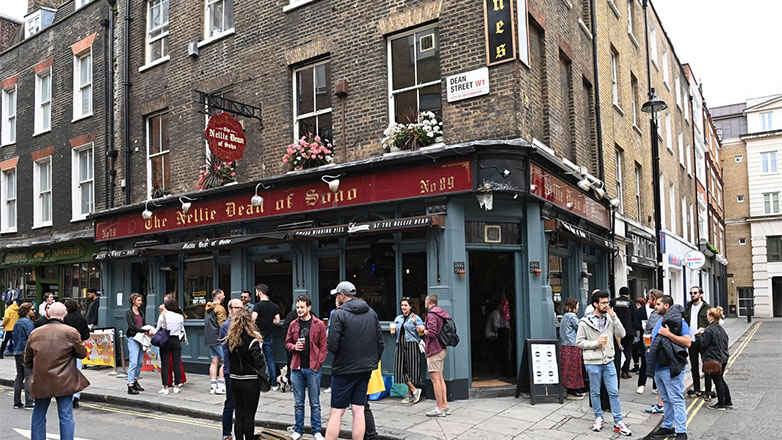 Ένα ταξίδι στο Σόχο με τη φωνή του Στίβεν Φράι