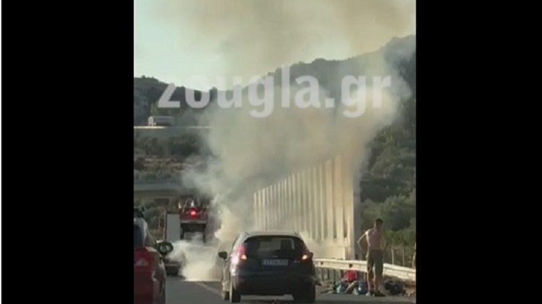 Σοκαριστικό βίντεο με Ι.Χ. που πήρε φωτιά εν κινήσει, πριν το Ξυλόκαστρο