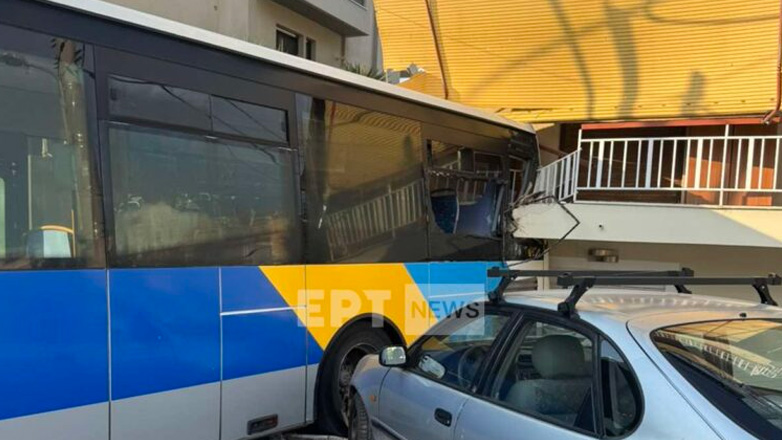Λεωφορείο προσέκρουσε σε κατοικία στην περιοχή του Παπάγου